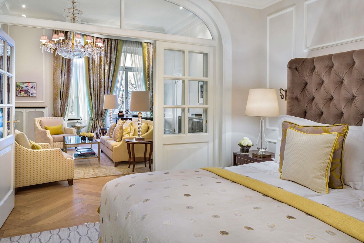 Suite, 1 letto king con divano letto, vista lago (Butler Service) | Biancheria da letto di alta qualità, minibar, una cassaforte in camera