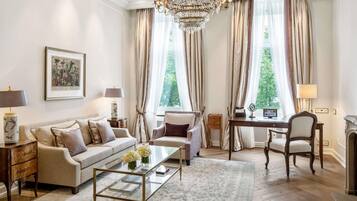 Junior-Suite, 1 King-Bett, Seeblick (Combined living and sleeping area) | Hochwertige Bettwaren, Minibar, Zimmersafe, individuell dekoriert