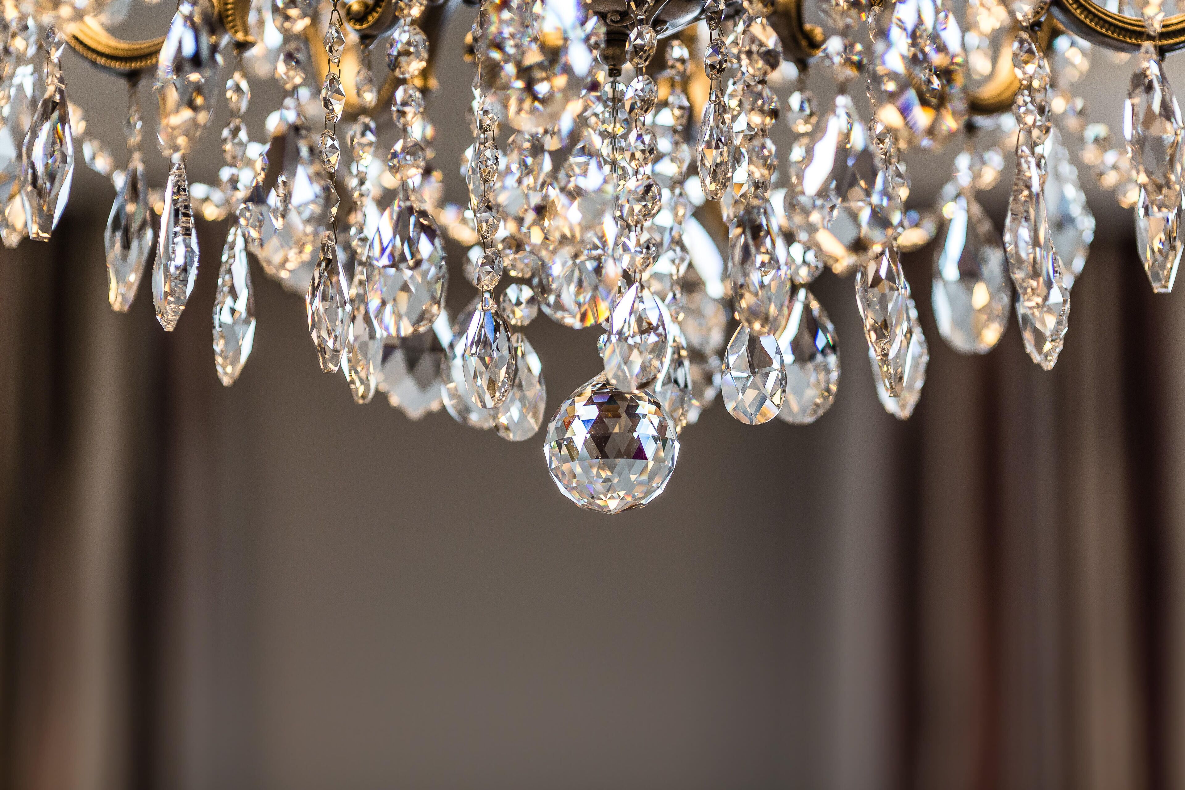 Un candelabro con múltiples detalles de cristal.