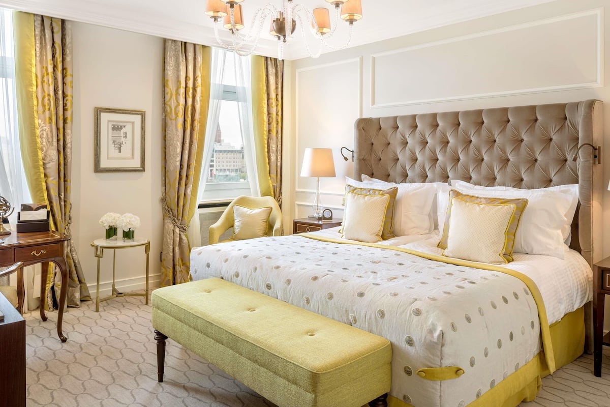 Deluxe Room, 1 King Bed, Lake View