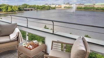 Deluxe-Zimmer, 1 King-Bett, Balkon, Seeblick | Hochwertige Bettwaren, Minibar, Zimmersafe, Schreibtisch