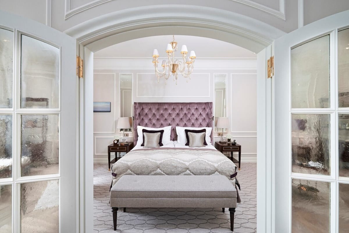 suite, 1 bedroom, lake view (celebrity king. separate living room) | premium bedding, minibar, in-room safe, individually decorated