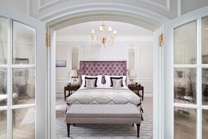 Suite, 1 habitación, vista al lago (Celebrity King. Separate Living Room) | Ropa de cama de alta calidad y minibar 