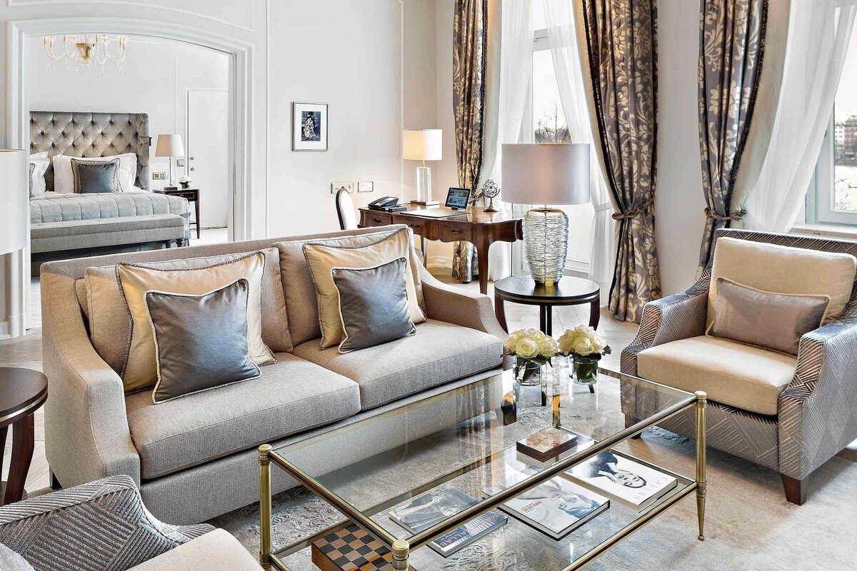 Suite, 1 Schlafzimmer, Seeblick (Celebrity King. Separate Living Room) | Hochwertige Bettwaren, Minibar, Zimmersafe, Schreibtisch
