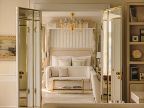 Premium bedding, minibar, in-room safe, individually decorated - Fairmont Hotel Vier Jahreszeiten Hamburg (Hamburg)