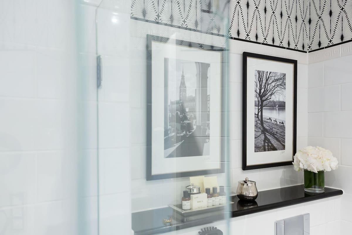 Hochwertige Bettwaren, Minibar, Zimmersafe, individuell dekoriert