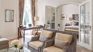 Suite, 1 Schlafzimmer, Seeblick (Celebrity King. Separate Living Room) | Hochwertige Bettwaren, Minibar, Zimmersafe, individuell dekoriert