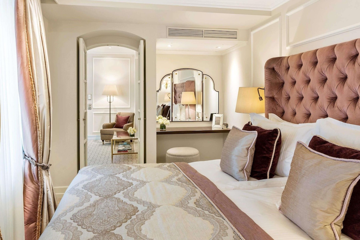 Junior Suite, 1 Katil Raja (King), Garden View (Combined living and sleeping area) | Peralatan tempat tidur premium, bar mini, peti besi dalam bilik, meja 