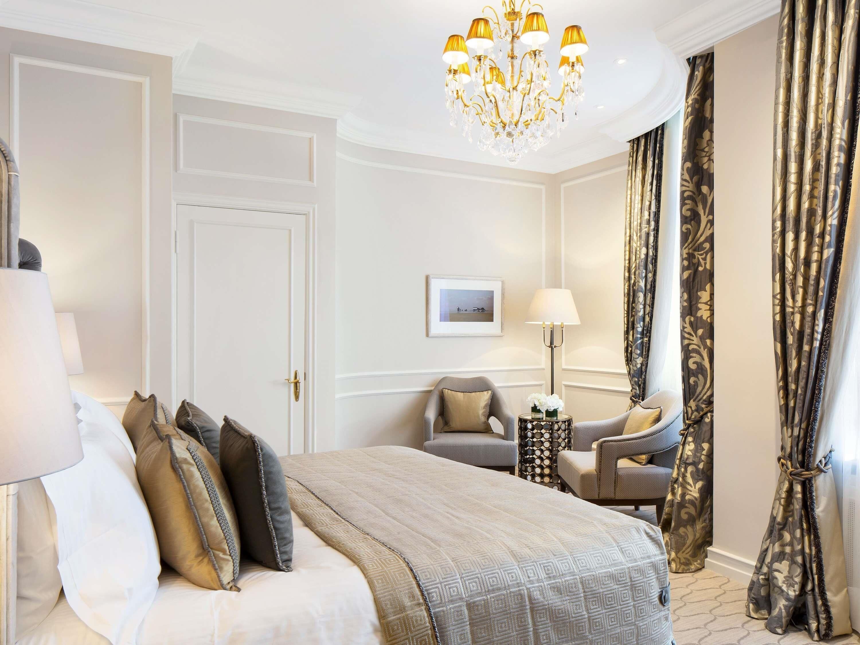 Fairmont, Room, 1 Katil Ratu (Queen), Garden View | Peralatan tempat tidur premium, bar mini, peti besi dalam bilik, meja 