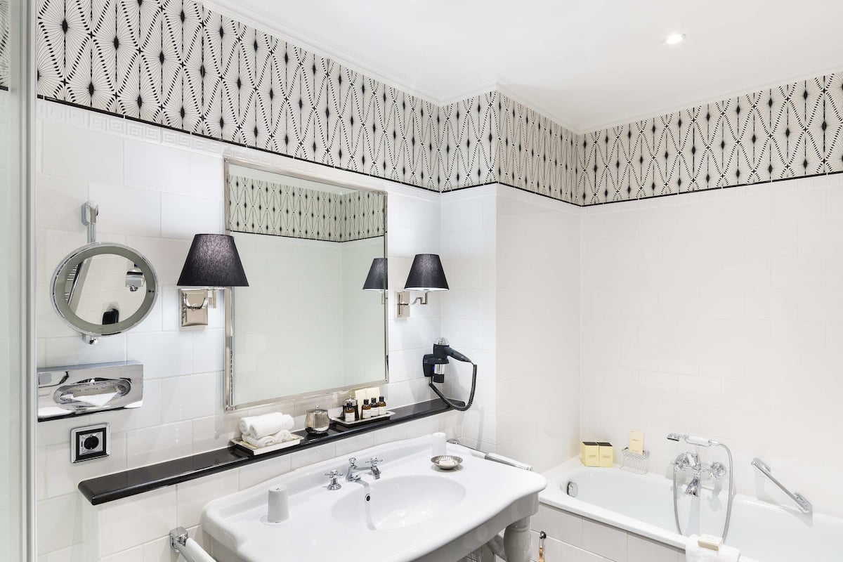 Junior Suite, 1 King Bed, Lake View (Combined living and sleeping area) | Premium bedding, minibar, in-room safe, individually decorated