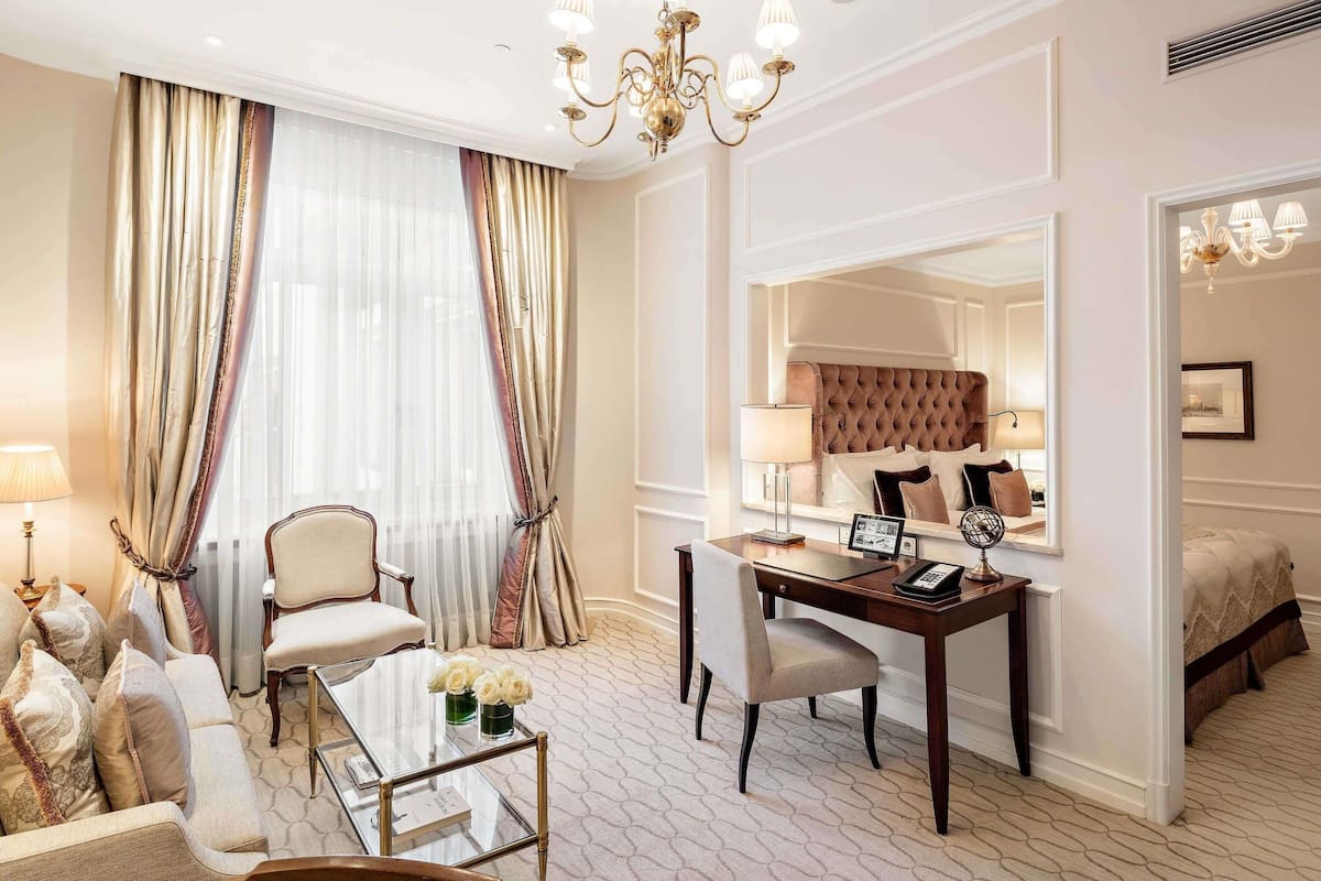 Junior Suite, 1 King Bed, Garden View (Combined living and sleeping area)