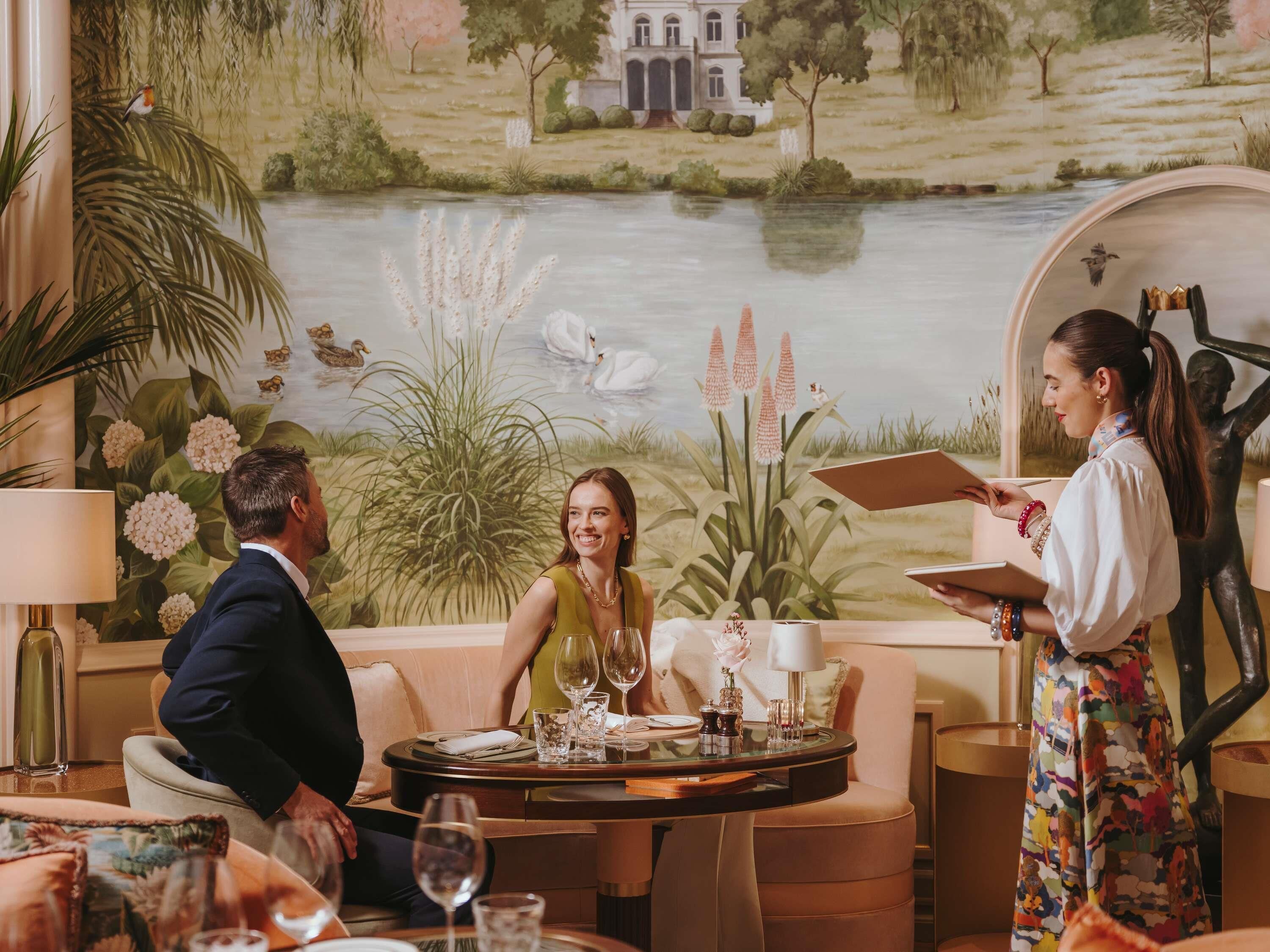 8 か所のレストラン、朝食、ランチ、ディナーに営業 (フランス料理)