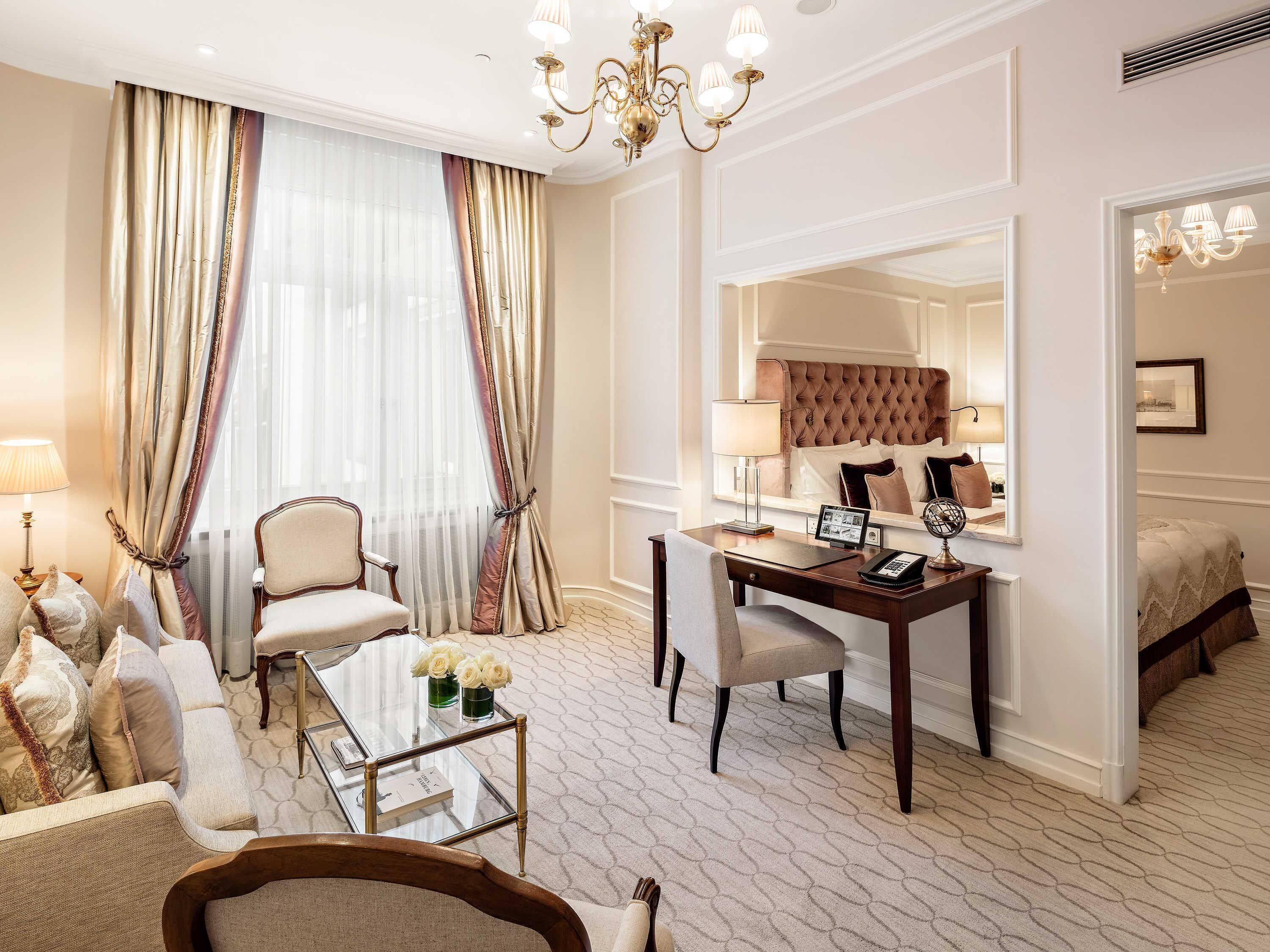 Junior Suite, 1 King Bed, Garden View (Combined living and sleeping area)