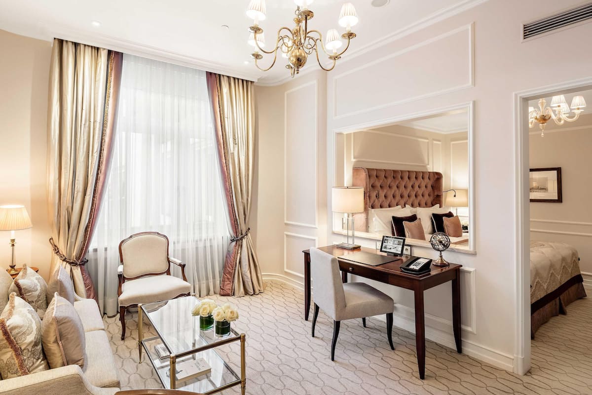 Junior Suite, 1 King Bed, Garden View (Combined living and sleeping area)