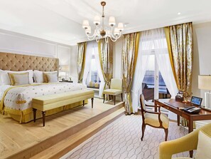 เครื่องนอนระดับพรีเมียม, มินิบาร์, ตู้นิรภัยในห้องพัก