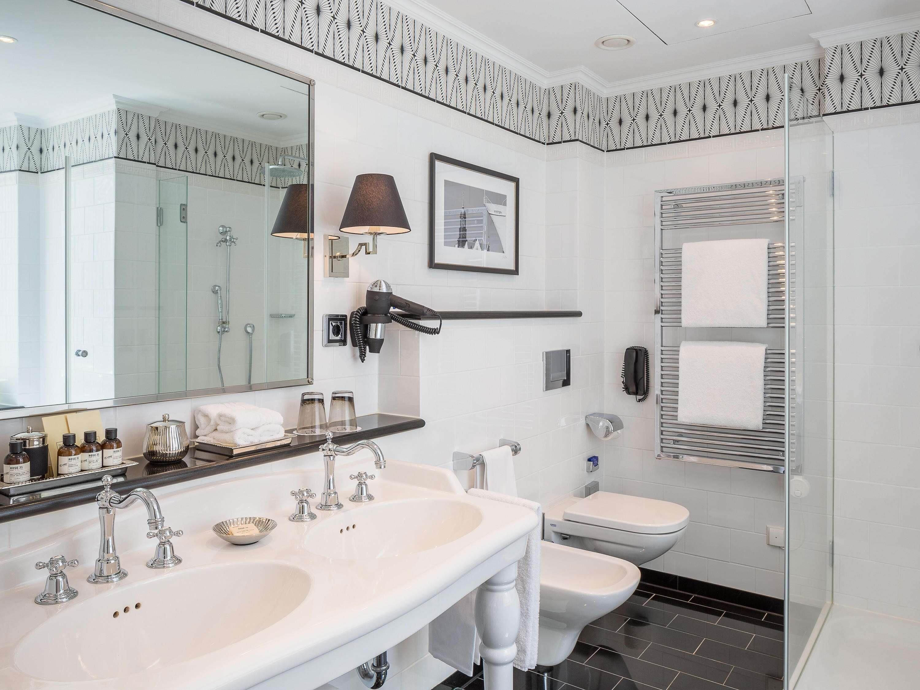 Ropa de cama de alta calidad y minibar 