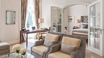 Svit - 1 sovrum - sjöutsikt (Celebrity King. Separate Living Room) | Sängtillbehör av högsta kvalitet och minibar