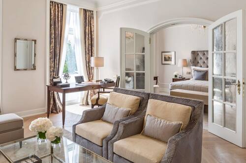 Suite, 1 chambre, vue sur le lac (Celebrity King. Separate Living Room) | Literie de qualité, minibar, coffre-fort, décor unique