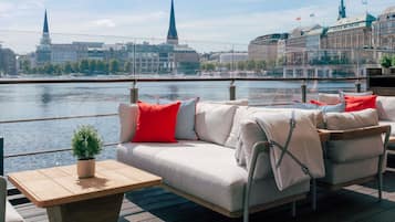 8 Restaurants; Frühstück, Mittagessen und Abendessen werden serviert