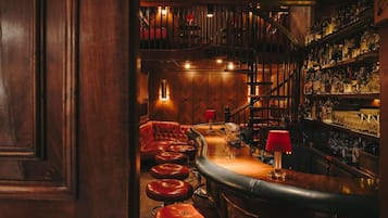 3 bars/lounges