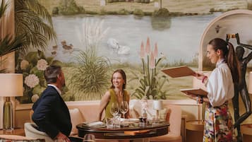 8 restaurantes; se sirve desayuno, almuerzo, cena y brunch