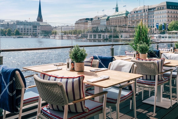 8 restaurants; breakfast, lunch, dinner, and brunch served