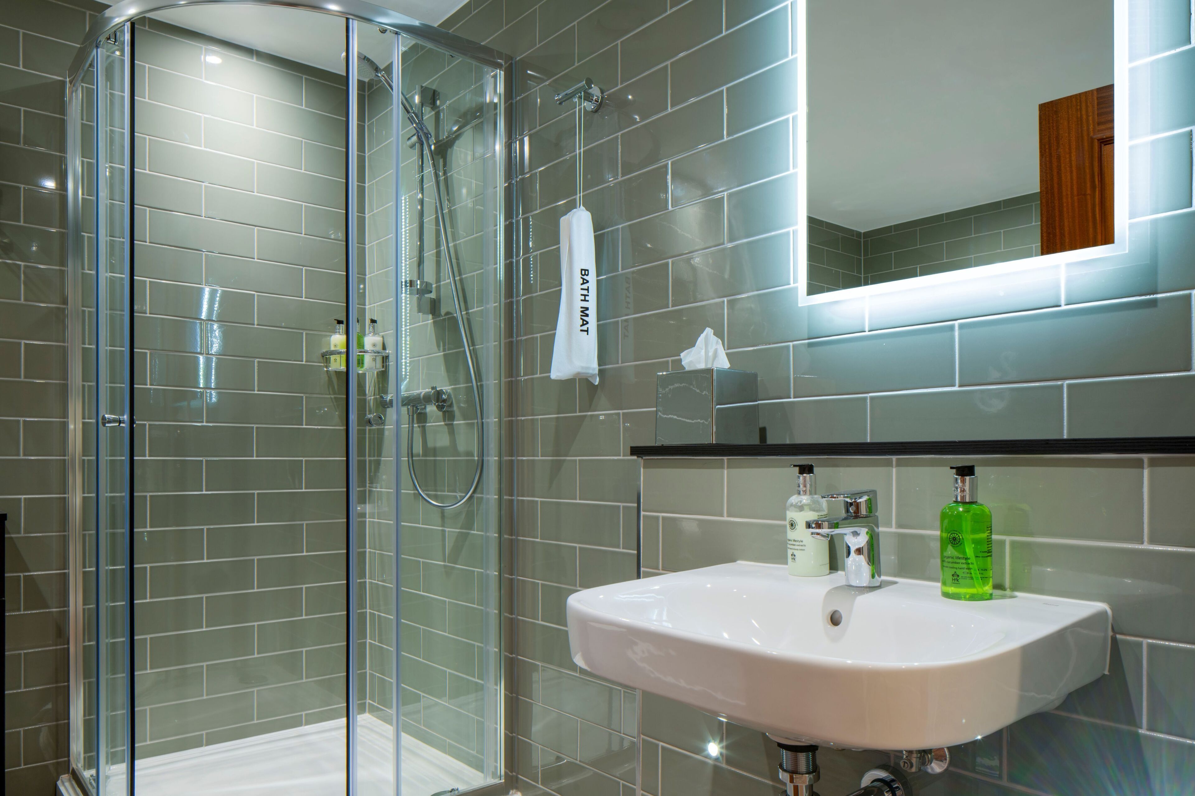 Phòng Suite Deluxe | Phòng tắm | Đồ dùng nhà tắm miễn phí, máy sấy tóc, khăn tắm, xà phòng 