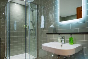 Suite Deluxe | Baño | Artículos de higiene personal gratuitos, secador de pelo y toallas