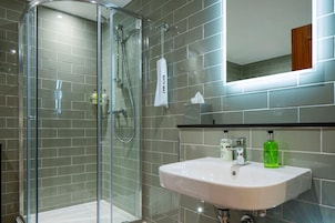 Deluxe Suite | Bathroom | Free toiletries, hair dryer, towels, soap