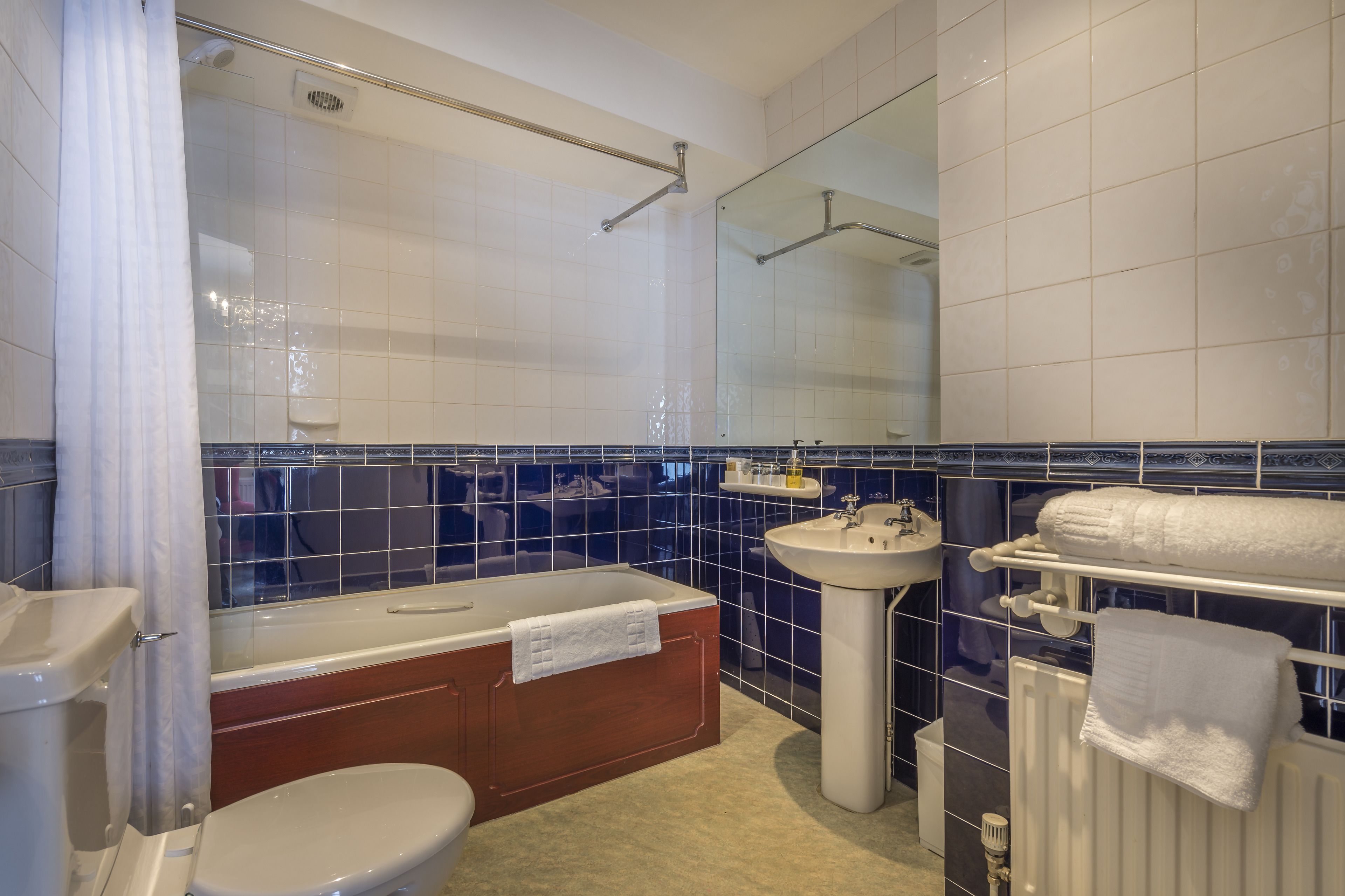superior double room | bathroom | free toiletries, hair dryer, towels, soap