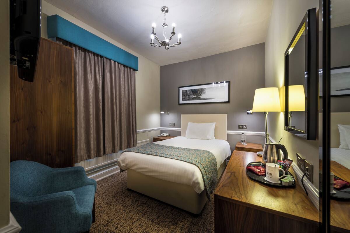 Classic Single Room | In-room safe, desk, blackout drapes, iron/ironing board