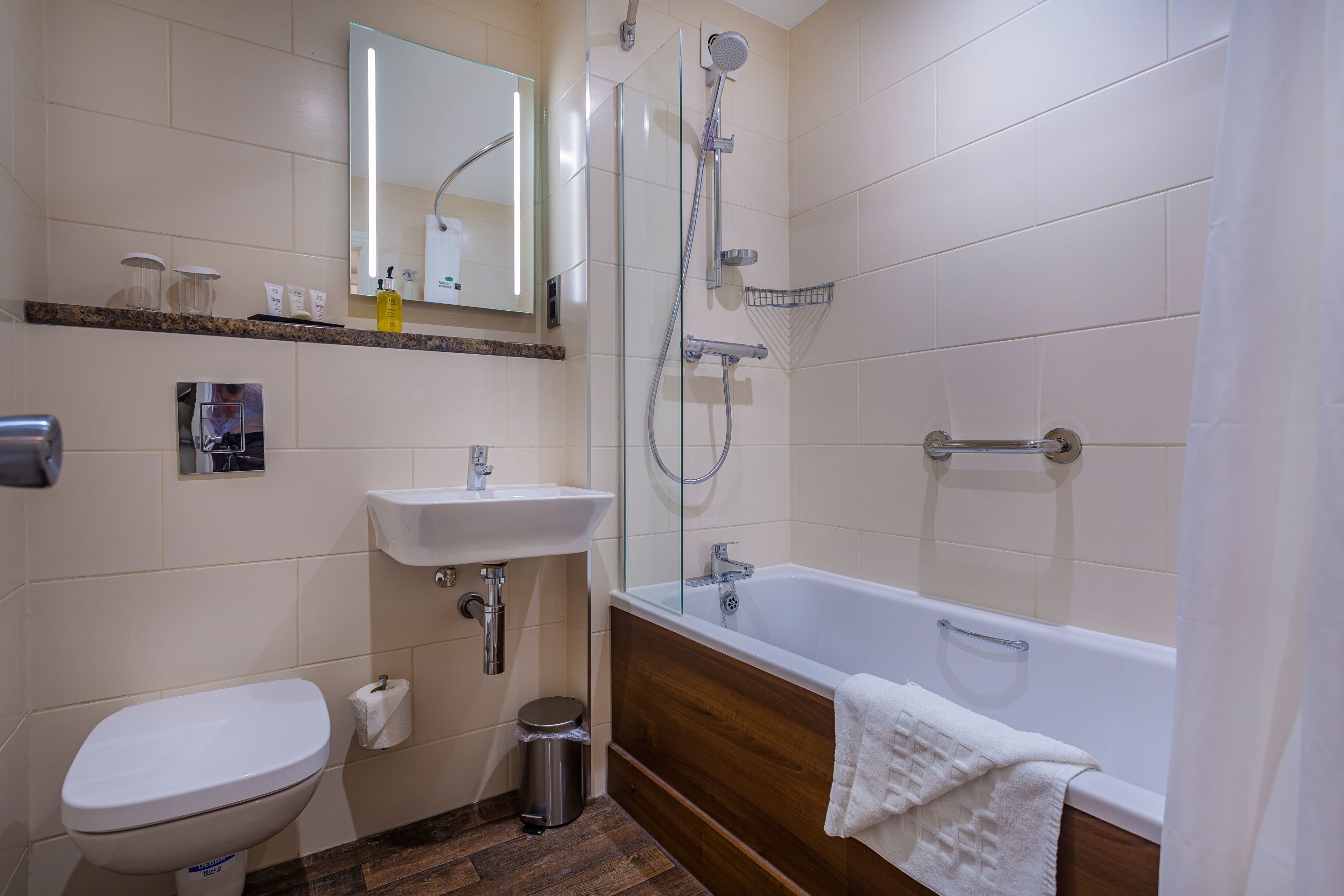 Un bagno con il water, lavandino e vasca.