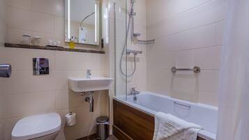 Un bagno con il water, lavandino e vasca.