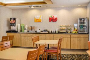 Free daily continental breakfast - Quality Inn Port Clinton Waterfront (Port Clinton)