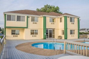 Piscina a l'aire lliure de temporada (horari: 07:00-23:00) i gandules