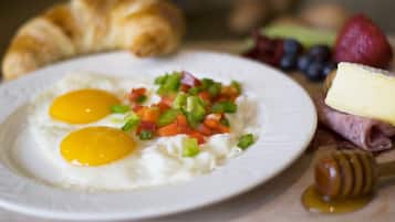 Daily cooked-to-order breakfast for a fee