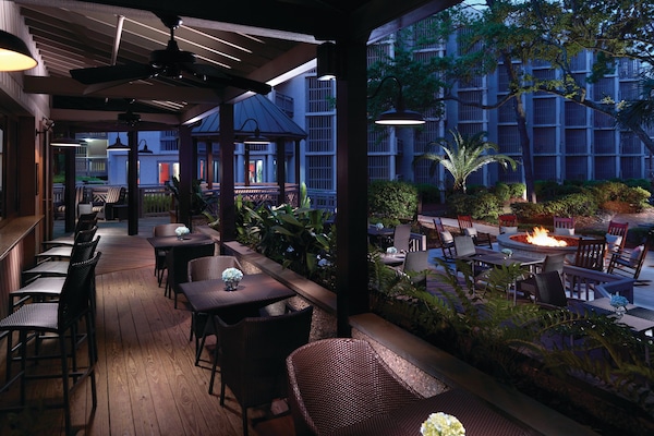 2 bares y 2 bares junto a la piscina