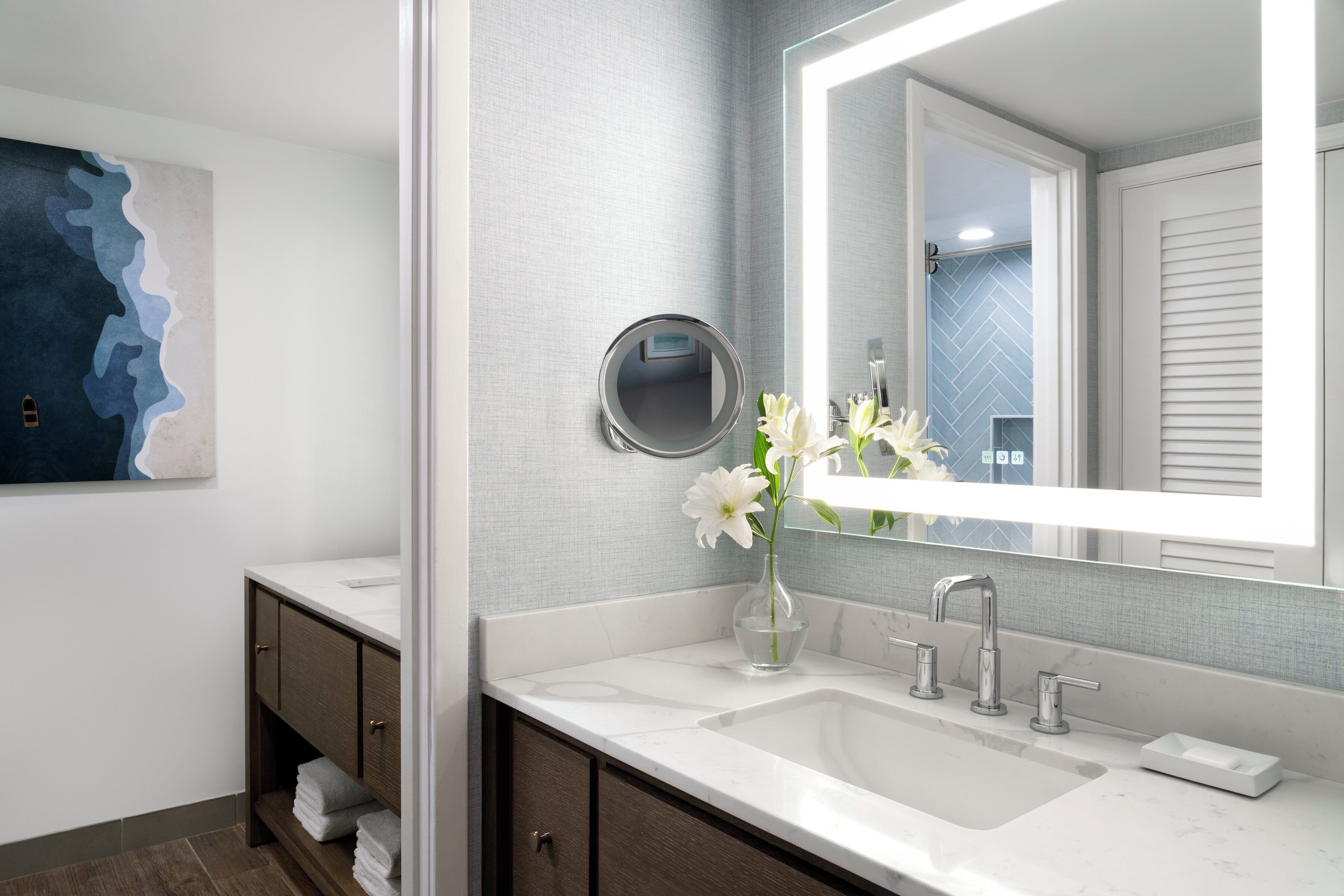 Amenidades de baño de diseñador, secadora de cabello, batas, toallas 