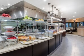 3 restaurants servant le petit déjeuner, le déjeuner et le dîner