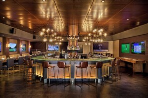 2 quầy bar/khu lounge, 2 quán bar cạnh hồ bơi 