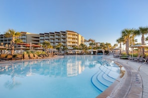 3 piscinas al aire libre, camas de piscina con cargo, sombrillas