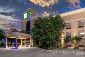 A Holiday Inn Express & Suites hotel with a large tree in front, a covered entrance, and a parking lot. - Holiday Inn Express Arlington by IHG (Arlington)