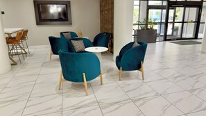Coin salon dans le hall