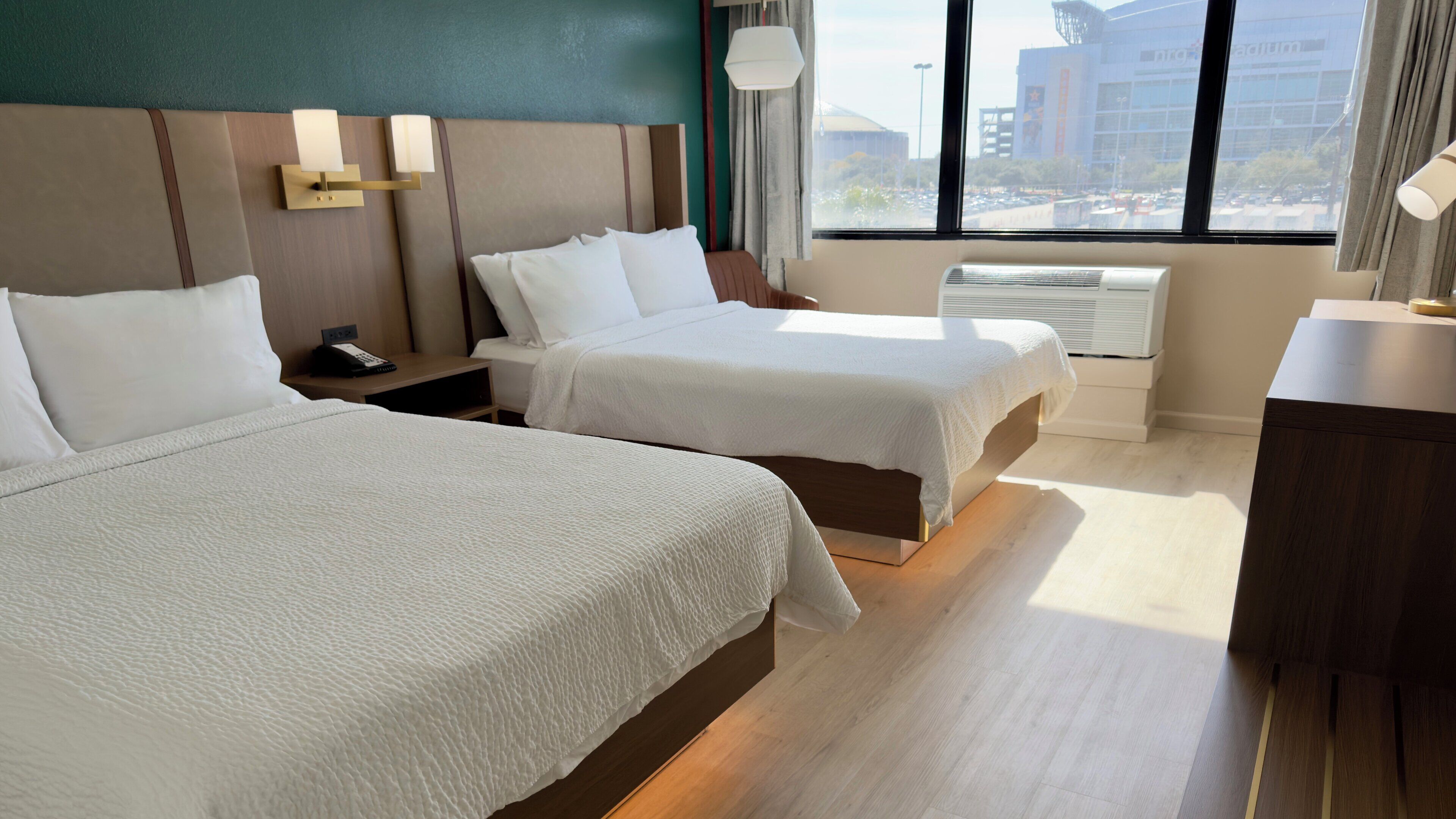 Rom – premium, 2 queensize-senger (Stadium View) | Skrivebord, skrivebord for bærbar PC og blendingsgardiner