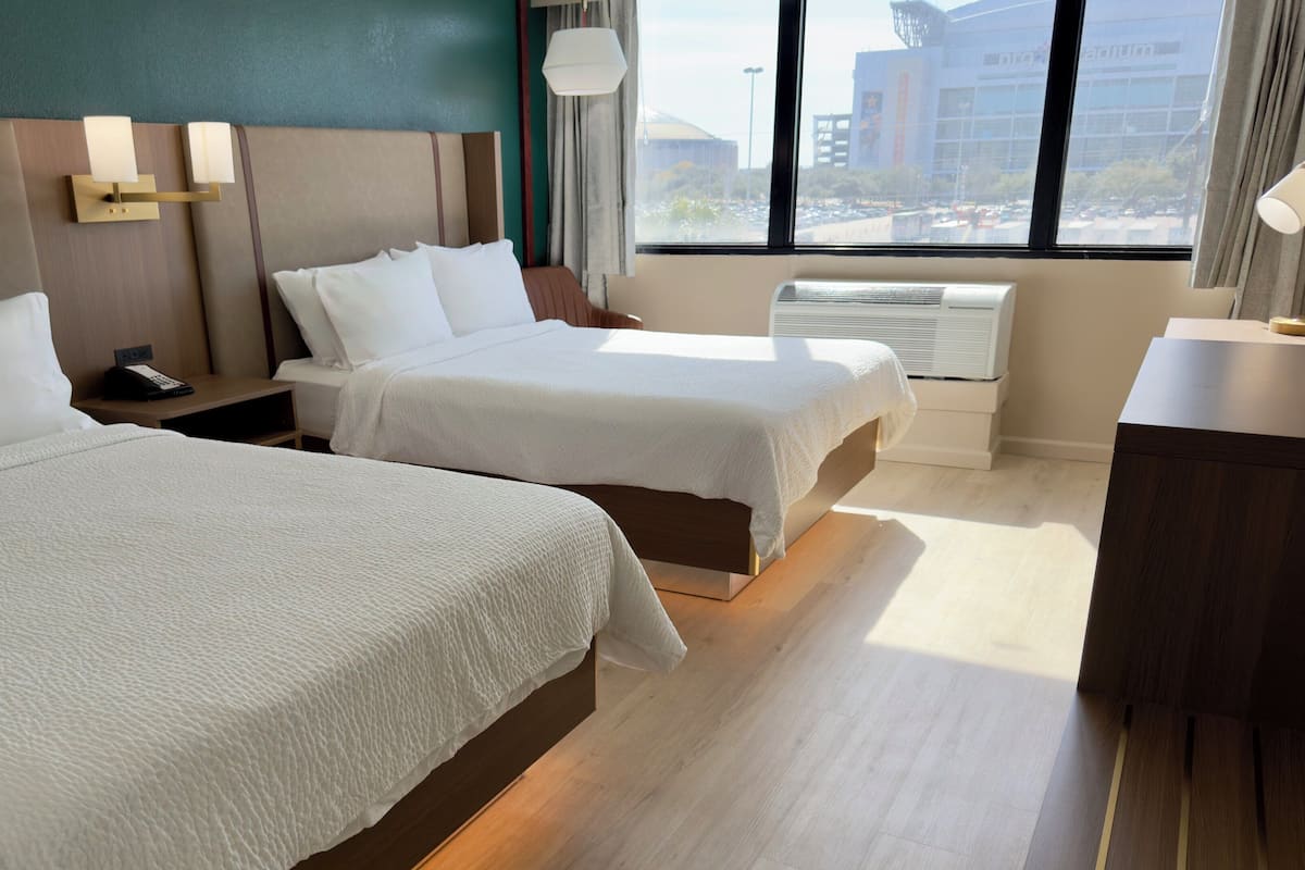 Rom – premium, 2 queensize-senger (Stadium View) | Skrivebord, skrivebord for bærbar PC og blendingsgardiner