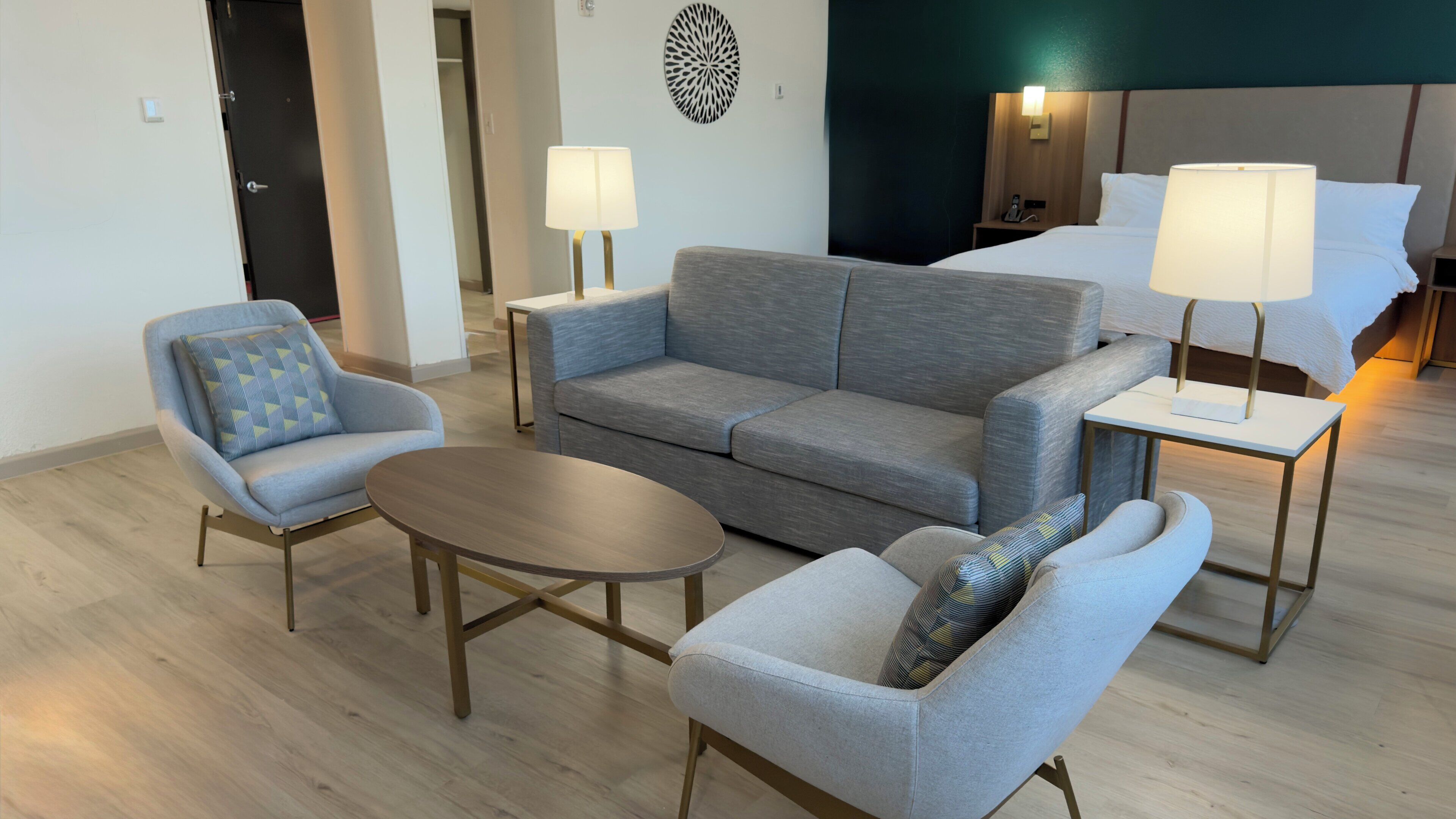 Suite, 1 King Bed (Low Floor) | Room amenity