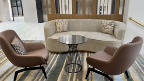 Lobby sitting area - Holiday Inn Houston S - Nrg Area - Medical Center by IHG (Houston)