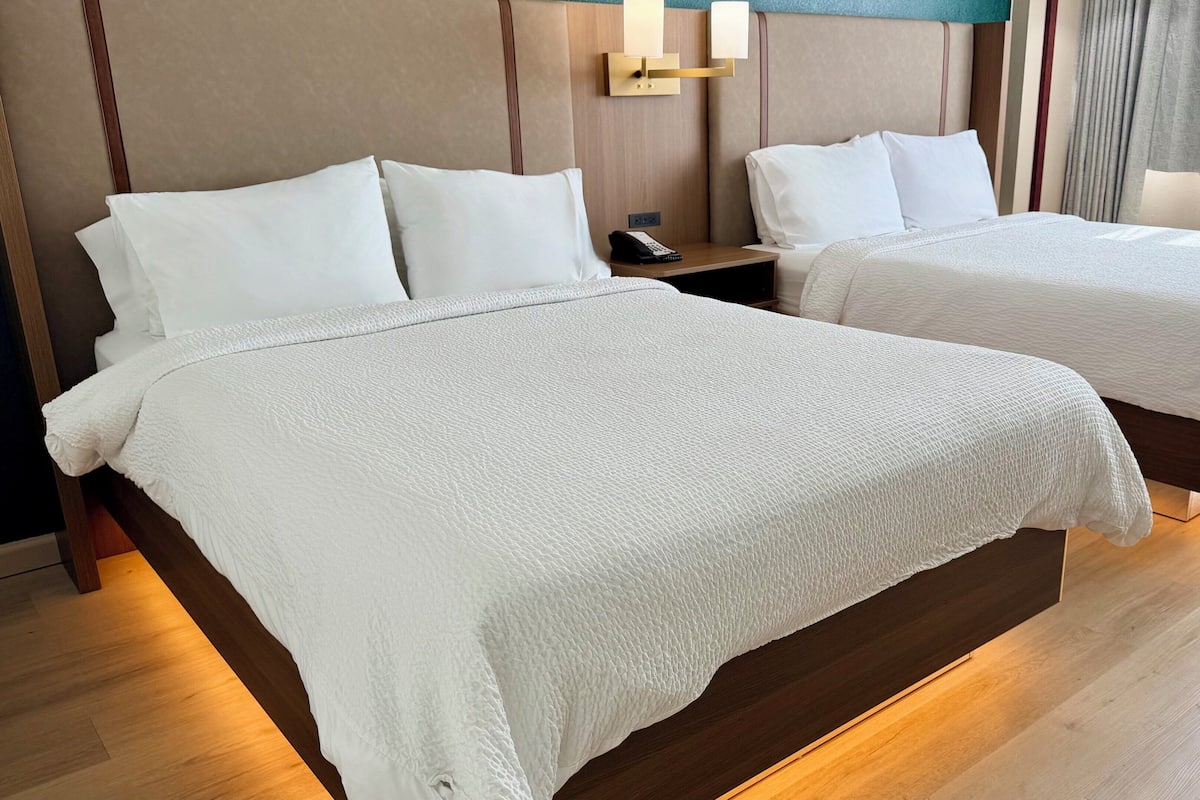 Rom, 2 queensize-senger, tilgjengelighetstilpasset badekar | Skrivebord, skrivebord for bærbar PC og blendingsgardiner