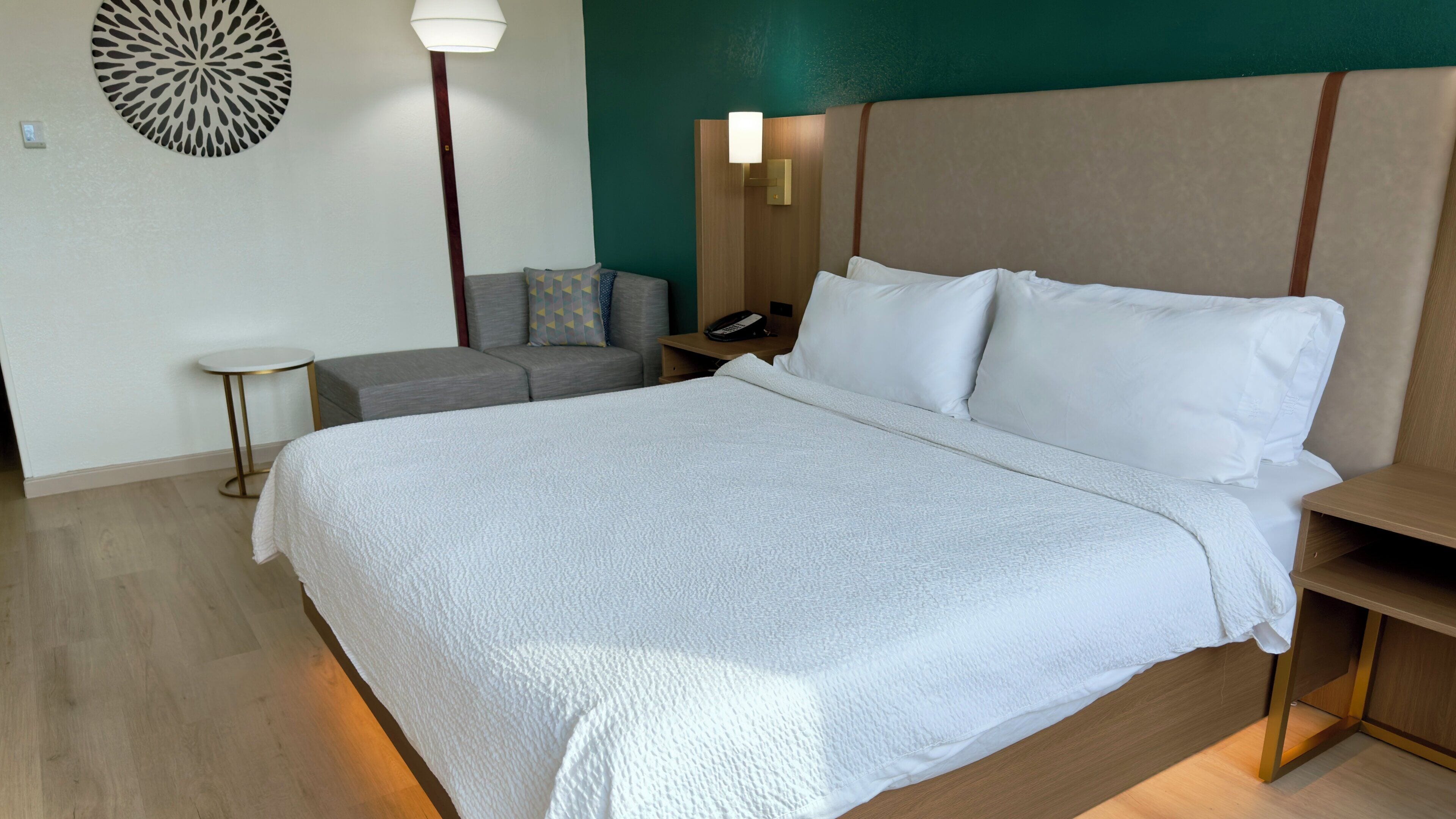 Schreibtisch, laptopgeeigneter Arbeitsplatz, Verdunkelungsvorhänge