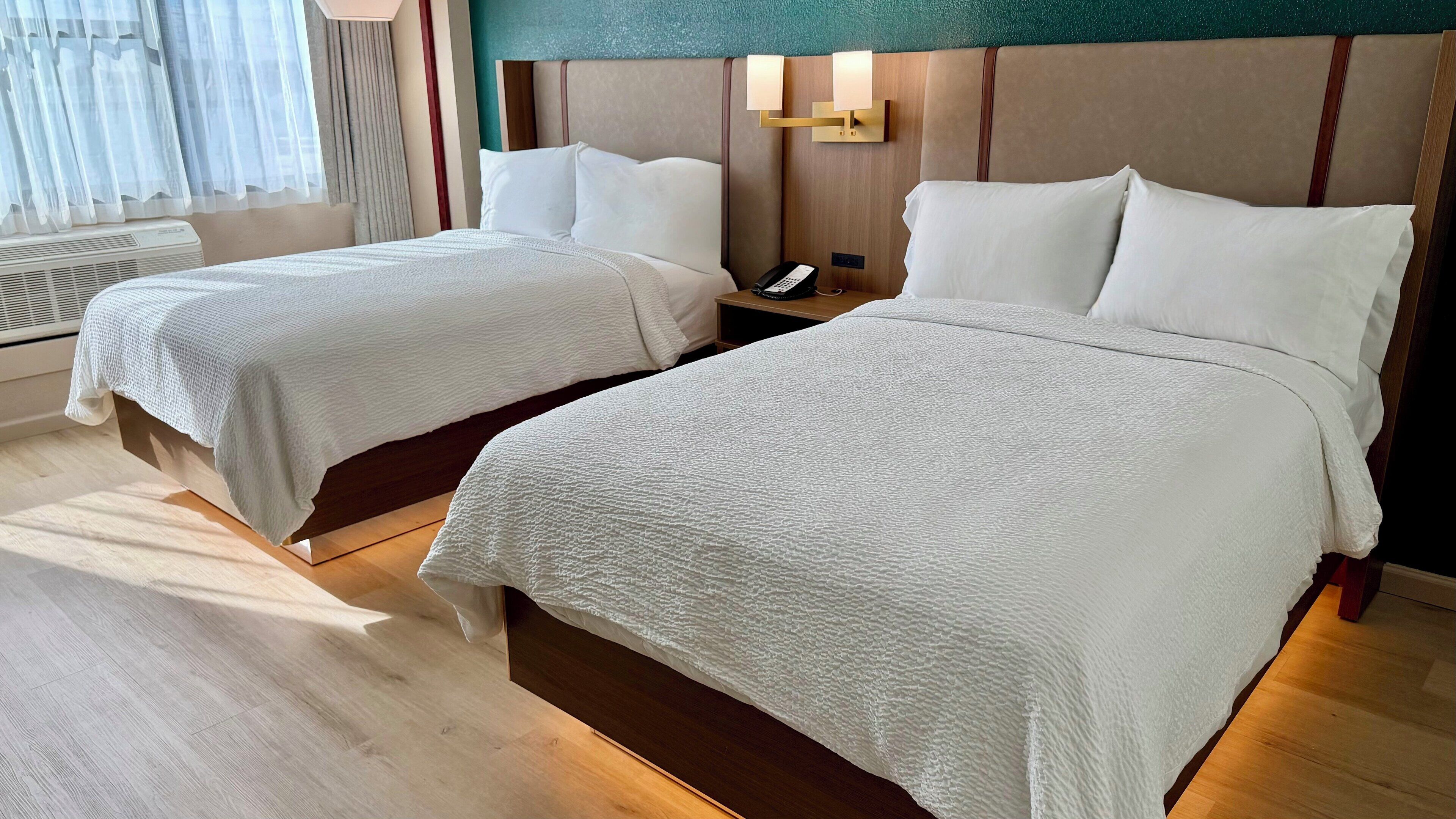 Habitación, 2 camas matrimoniales | Escritorio, espacio para trabajar con laptop y cortinas blackout 